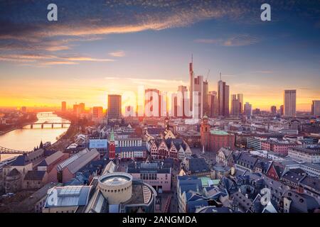 Frankfurt am Main, Germania. Antenna immagine cityscape di Frankfurt am Main skyline durante il bellissimo tramonto. Foto Stock