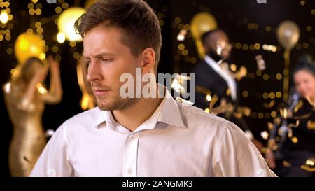 Maschio stanco sensazione di esaurimento a parte, lifestyle occupato, la mancanza del sonno e del riposo Foto Stock