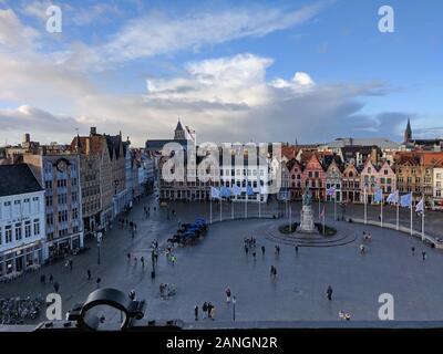 MARKT Bruges, Belgio, gennaio 2019, persone a Piazza del Mercato Foto Stock