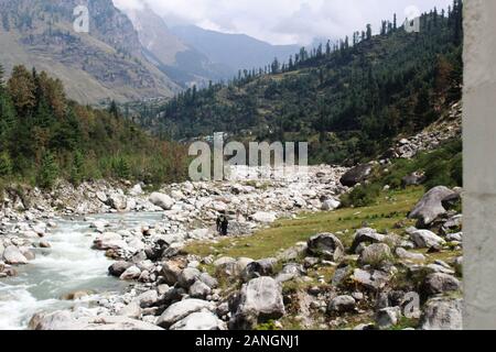 HIMACHAL Pradesh, India, settembre 2016, persone presso il bacino del fiume Beas Foto Stock