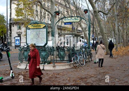GUIMARD STAZIONE DELLA METROPOLITANA MONCEAU BOULEVARD DE COURCELLES IN PARIS - Parigi trasporti - Parigi stagione autunnale - HECTOR GUIMARD ART NOUVEAU DESIGN METRO STATION © Frédéric BEAUMONT Foto Stock