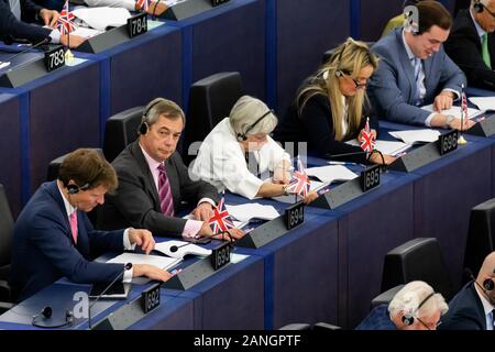 Il 15 gennaio 2020, Francia, Straßburg: Brexit party leader Nigel Farage (fila centrale, la seconda da sinistra) si siede nella seduta plenaria del Parlamento europeo camera durante la sua ultima settimana di sessione. Foto: Philipp von Ditfurth/dpa Foto Stock