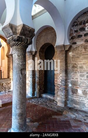 Toledo, Spagna - 6 Dicembre 2019: vista interna della moschea del Cristo de la Luz Foto Stock