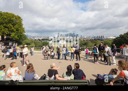 Vista da Greenwich su Queens House Royal Naval College e da Canary Wharf, London, Regno Unito Foto Stock