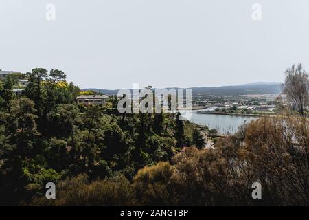 Launceston, Tasmania - 3 Gennaio 2020: Case su una collina in Trevallyn guardando oltre il fiume Tamar. Foto Stock