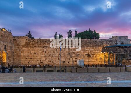 Vista del Muro occidentale Plazza prima dell'alba, Gerusalemme - Israele Foto Stock