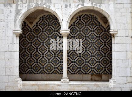 Mostra di piastrelle all'interno del Museu Nacional do Azulejo (museo nazionale delle piastrelle), Lisbona, Portogallo Foto Stock