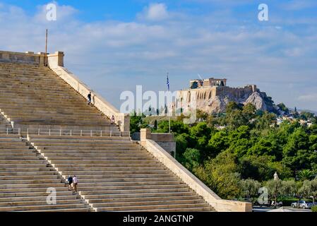 Stadio Panateneico con Acropoli di sfondo in Atene, Grecia Foto Stock