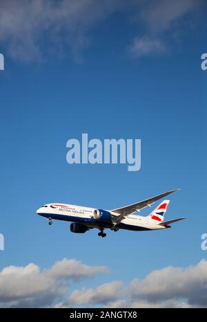 Aereo commerciale Boeing 787 di British Airways atterraggio all'aeroporto di Heathrow. Foto Stock