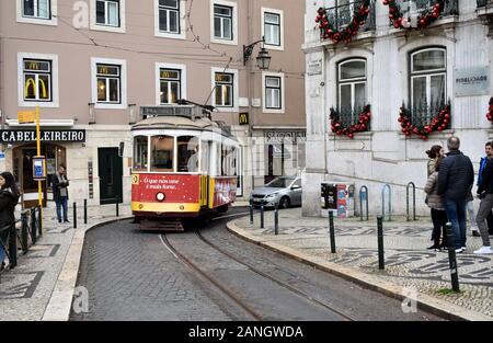 Tram 28 in Largo do Chiado, Lisbona, Portogallo Foto Stock