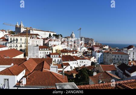 Vista del quartiere Alfama di Lisbona dal Miradouro de Santa Luzia, Alfama, Lisbona, Portogallo Foto Stock