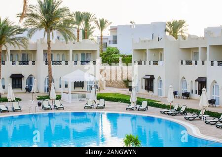 Case bianche e piscina sul territorio di cinque stelle hotel a Sharm El Sheikh. Estate in Egitto. Foto Stock