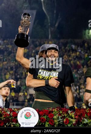 Gennaio 01, 2020 - Pasadena, CA, Stati Uniti d'America : Oregon Ducks quarterback Justin Herbert (10) Dietro Oregon Ducks linebacker Troy colorante (35) come egli detiene il Trofeo Leishman sul podio dopo la Oregon Ducks sconfitto il Wisconsin Badgers durante la 106ª Rose Bowl gioco. © Maria Lysaker/CSM Foto Stock