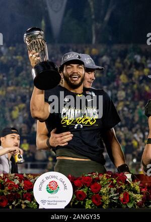 Gennaio 01, 2020 - Pasadena, CA, Stati Uniti d'America : Oregon Ducks quarterback Justin Herbert (10) Dietro Oregon Ducks linebacker Troy colorante (35) come egli detiene il Trofeo Leishman sul podio dopo la Oregon Ducks sconfitto il Wisconsin Badgers durante la 106ª Rose Bowl gioco. © Maria Lysaker/CSM Foto Stock