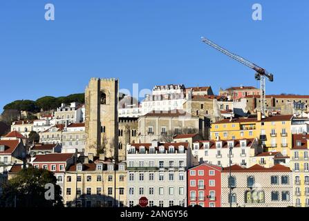 Vista panoramica della città dal Miradouro Sao Pedro de Alcantara, Bairro Alto, Lisbona, Portogallo Foto Stock