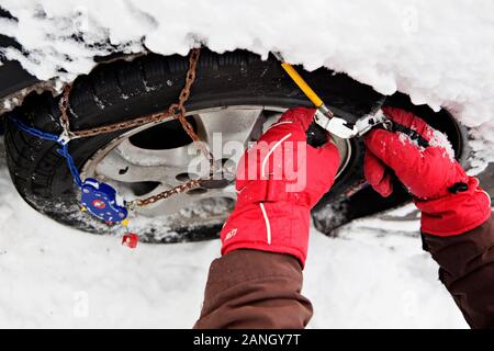 Una foto illustrative delle catene da neve essendo montato sul pneumatico, Praga, Repubblica Ceca, venerdì 1 dicembre, 2010. (CTK foto/Josef Horazny) Foto Stock