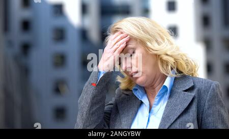 Coppia business donna soffre di emicrania, lavoro stanchezza, burnout professionale Foto Stock