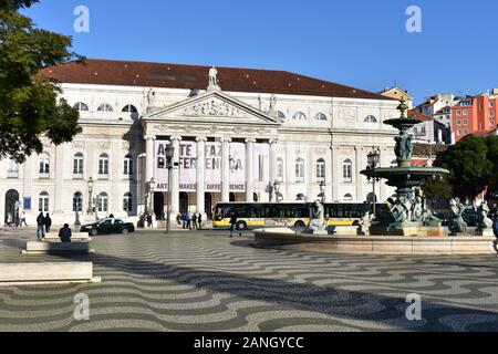 Teatro Nazionale di Dona Maria II, Piazza Dom Pedro IV, conosciuta anche come Piazza Rossio, Lisbona, Portogallo Foto Stock