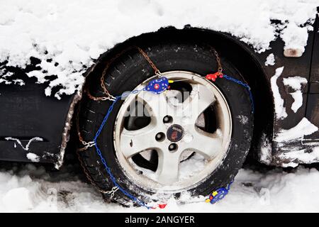 Una foto illustrative delle catene da neve essendo montato sul pneumatico, Praga, Repubblica Ceca, venerdì 1 dicembre, 2010. (CTK foto/Josef Horazny) Foto Stock