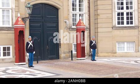 Copenaghen, Danimarca - Luglio 06th, 2015: Amalienborg, il palazzo reale nel quartiere di Frederiksstaden Foto Stock