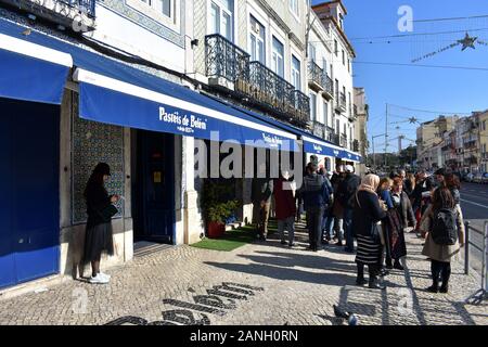 Gente che fa la fila fuori della pasticceria Pastéis de Belém e della caffetteria, Belem, Lisbona Foto Stock