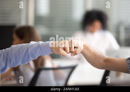 Close up dei colleghi maschi dare pugni bump celebrando progetto di successo o di business condivisi vincere, mi congratulo con i colleghi di lavoro con il raggiungimento degli obiettivi motiva Foto Stock