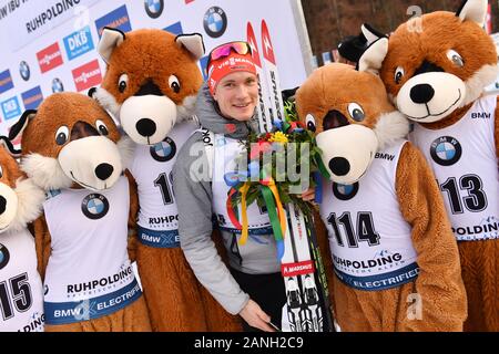 Benedikt DOLL (GER), pone con la mascotte, 10 km uomini sprint, uomini su 16.01.2020. IBU Coppa del Mondo di Biathlon 2020 a Ruhpolding, stagione 2019/20. | Utilizzo di tutto il mondo Foto Stock