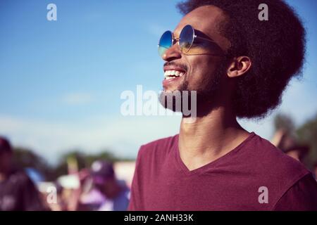 Close up uomo africano con occhiali da sole Foto Stock