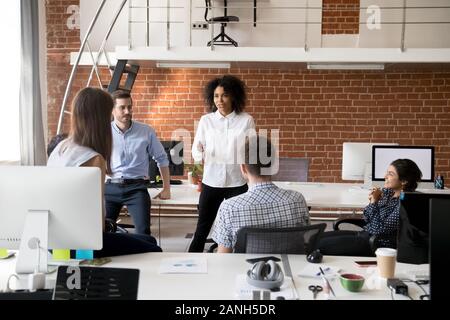 Multirazziale giovani colleghi brainstorming in coworking space, parlare discutere idee di business insieme, diversi dipendenti millenario parlare durante informa Foto Stock