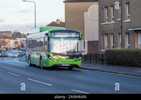 Primo Glasgow ha recentemente acquisito nuovi Enviro 200EV Bus elettrici per uso sulla M3 tracciato di collegamento tra Milton al centro della citta'. Oggi uno di loro, numero di flotta, 48901, immesso per il servizio al passeggero per la prima volta. Questo completamente il veicolo elettrico è stato fabbricato da Alexander Dennis a Falkirk e finanziato da Scottish Power reti energetiche. Foto Stock