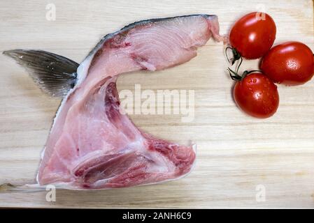Mascella parte di un pesce buri o amberjack giapponese anche noto come coda gialla. Questa parte del pesce è solitamente alla griglia ed è molto comune in Giappone. Foto Stock
