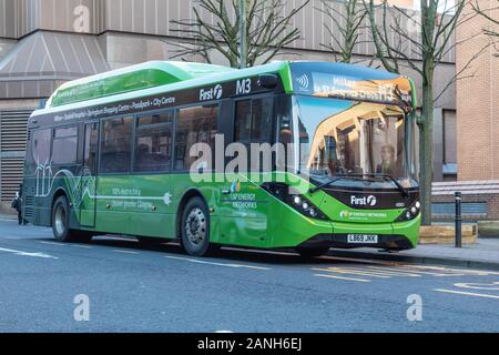 Primo Glasgow ha recentemente acquisito nuovi Enviro 200EV Bus elettrici per uso sulla M3 tracciato di collegamento tra Milton al centro della citta'. Oggi uno di loro, numero di flotta, 48901, immesso per il servizio al passeggero per la prima volta. Questo completamente il veicolo elettrico è stato fabbricato da Alexander Dennis a Falkirk e finanziato da Scottish Power reti energetiche. Foto Stock