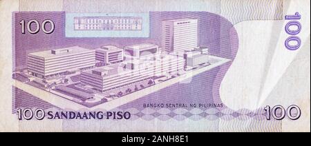 Filippine banca centrale su 100 piso Filippine denaro bill close up frammento. Bill della moneta nazionale delle Filippine Foto Stock