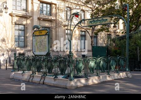 L'originale ingresso art deco può ancora essere visto alla fermata Cité sulla metropolitana parigina, Parigi, Ile de la Cité, Francia. Foto Stock