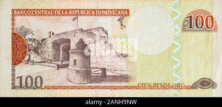 Puerta Del Conde edificio raffigurata sul vecchio di un centinaio di pesos nota repubblica dominicana denaro. Lato posteriore bolletta Orange Foto Stock