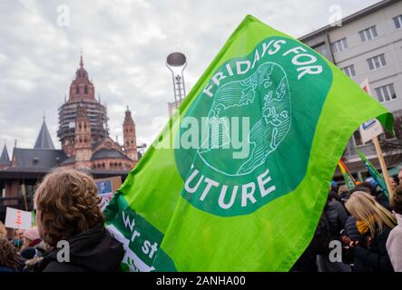 Mainz, Germania. Xvii gen, 2020. Un partecipante stand con una bandiera con la scritta "Venerdì per il futuro" durante una dimostrazione di fronte alla cattedrale. Credito: Andreas Arnold/dpa/Alamy Live News Foto Stock