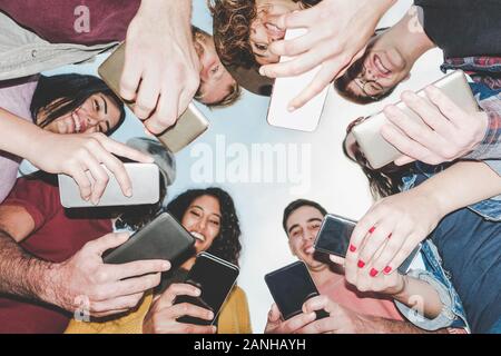 Gruppo di amici utilizzando gli smartphone mobile outdoor - la millenaria giovani tossicodipendenti alle nuove tendenze tecnologiche Foto Stock