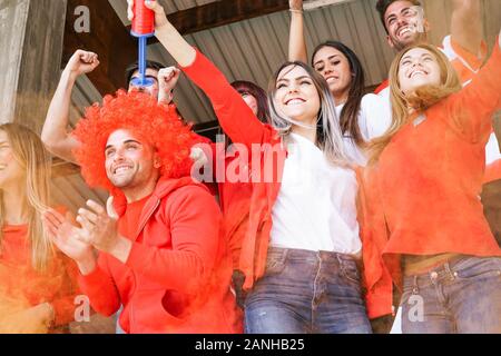 Sostenitore di calcio tifosi guardare partite di calcio world match stadium - giovane gruppo di entusiasti amici divertendosi sostenendo i loro club Foto Stock