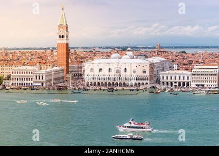 Venezia, VENETO/ITALIA – 16 LUGLIO 2018: Vista mare di Piazza San Marco e del Palazzo Ducale Foto Stock