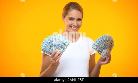 Felice di sostegno femmina banconote di dollari, il successo finanziario, ricchezza reddito reddito Foto Stock