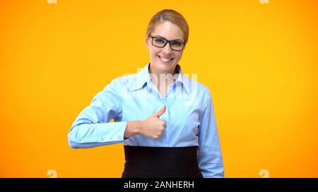 Attraente office manager mostra Thumbs up, business l'approvazione del progetto, idea Foto Stock