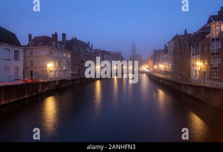 Canal Spiegelrei in una serata mistosa. Bruges, Belgio Foto Stock