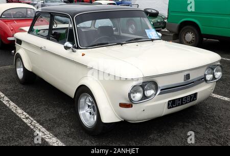 Tre quarti di vista frontale di un 1971, Bianco NSU TT, sul display a 2019 Silverstone Classic Foto Stock