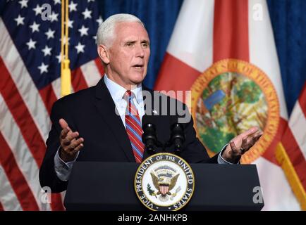 Kissimmee, Stati Uniti. 16 gennaio, 2020. Stati Uniti Vice Presidente Mike Pence parla durante un Latinos per Trump campaign evento presso la Nacion de Fe chiesa. Credito: SOPA Immagini limitata/Alamy Live News Foto Stock