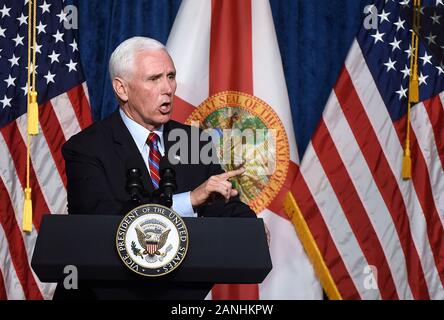 Kissimmee, Stati Uniti. 16 gennaio, 2020. Stati Uniti Vice Presidente Mike Pence parla durante un Latinos per Trump campaign evento presso la Nacion de Fe chiesa. Credito: SOPA Immagini limitata/Alamy Live News Foto Stock