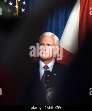 Kissimmee, Stati Uniti. 16 gennaio, 2020. Stati Uniti Vice Presidente Mike Pence parla durante un Latinos per Trump campaign evento presso la Nacion de Fe chiesa. Credito: SOPA Immagini limitata/Alamy Live News Foto Stock