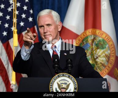 Kissimmee, Stati Uniti. 16 gennaio, 2020. Stati Uniti Vice Presidente Mike Pence parla durante un Latinos per Trump campaign evento presso la Nacion de Fe chiesa. Credito: SOPA Immagini limitata/Alamy Live News Foto Stock