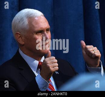 Kissimmee, Stati Uniti. 16 gennaio, 2020. Stati Uniti Vice Presidente Mike Pence dà un pollice fino alla folla durante un Latinos per Trump campaign evento presso la Nacion de Fe chiesa. Credito: SOPA Immagini limitata/Alamy Live News Foto Stock