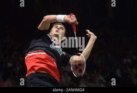 Jakarta, Indonesia. Xvii gen, 2020. Viktor Axlsen della Danimarca compete durante gli uomini singoli quarti match contro Zhao Junpeng della Cina Indonesia Masters 2020 Torneo di badminton a Jakarta, Indonesia, gennaio 17, 2020. Credito: Zulkarnain/Xinhua/Alamy Live News Foto Stock