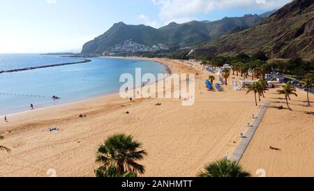 Isola Canarie TENERIFE, Spagna - 23 Dic, 2019: Playa de Las Teresitas è la più bella spiaggia dell'isola Canarie Tenerife. La sabbia bianca è stata shi Foto Stock